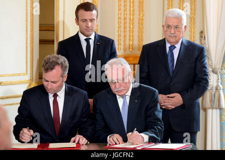 Paris, Paris, Francia. 27 gennaio, 2013. Junior francese Ministro degli Affari Esteri Jean-Baptiste Lemoyne e il ministro degli Esteri palestinese Riyad Al-Maliki firmano un accordo per la Francese Scuola Internazionale di Ramallah come il presidente francese Emmanuel Macron e il presidente palestinese Mahmoud Abbas stare dietro di loro davanti a una conferenza stampa congiunta dopo la riunione presso il Elysee Palace a Parigi il 5 luglio 2017 Credit: Thaer Ganaim APA/images/ZUMA filo/Alamy Live News Foto Stock