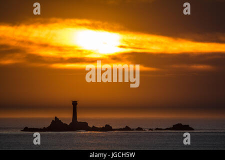 Porthgwarra, nelle vicinanze del Lands End, Cornwall, Regno Unito. Il 5 luglio 2017. Regno Unito Meteo. Il sole tramonta su longships lighthouse a Lands End, dopo una giornata calda e soleggiata per gran parte della Cornovaglia. Credito: Simon Maycock/Alamy Live News Foto Stock