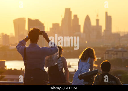 Persone che guardano il tramonto a Greenwich Park, Londra, Inghilterra, Regno Unito, Regno Unito Foto Stock