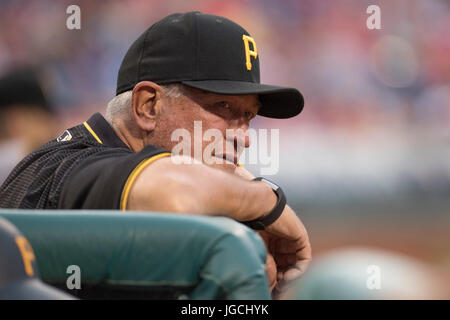 Philadelphia, Pennsylvania, USA. 5 Luglio, 2017. Pittsburgh Pirates manager Clint Hurdle (13) guarda dalla panchina durante la partita MLB tra i pirati di Pittsburgh e Philadelphia Phillies al Citizens Bank Park di Philadelphia, Pennsylvania. Christopher Szagola/CSM/Alamy Live News Foto Stock