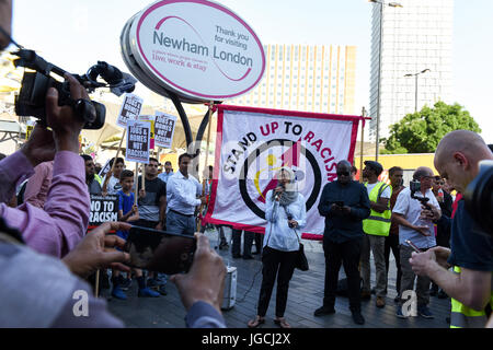 Londra, Regno Unito. 05 LUG 2017. 'STOP ATTACCHI DI ACIDO" protesta di emergenza al di fuori della stazione di Stratford nella zona est di Londra. I dimostranti si sono riuniti per protestare contro i recenti attacchi di acido e aumentando l'islamofobia. Credito: ZEN - Zaneta Razaite / Alamy Live News Foto Stock