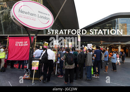 Londra, Regno Unito. 05 LUG 2017. 'STOP ATTACCHI DI ACIDO" protesta di emergenza al di fuori della stazione di Stratford nella zona est di Londra. I dimostranti si sono riuniti per protestare contro i recenti attacchi di acido e aumentando l'islamofobia. Credito: ZEN - Zaneta Razaite / Alamy Live News Foto Stock