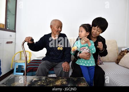 (170706) -- TAIYUAN, Luglio 6, 2017 (Xinhua) -- Veterano Qinming Wang (L), 93, chat con sua figlia Wang Qiaolin e il suo pronipote Meng Yuhan a casa nella contea di Yuxian, nel nord della Cina di nella provincia di Shanxi, Giugno 6, 2017. Wang, nato nel 1924, unite l'esercito cinese nel 1944 durante l'anti-guerra giapponese. Il 7 luglio di quest anno segna l'ottantesimo anniversario dell inizio della Cina di otto anni di resistenza contro l'invasione giapponese. La Cina è stata la prima nazione a lottare contro le forze fasciste. La lotta iniziata il 18 settembre 1931, quando le truppe giapponesi hanno iniziato la loro invasione del nord-est della Cina. Essa è stata inten Foto Stock