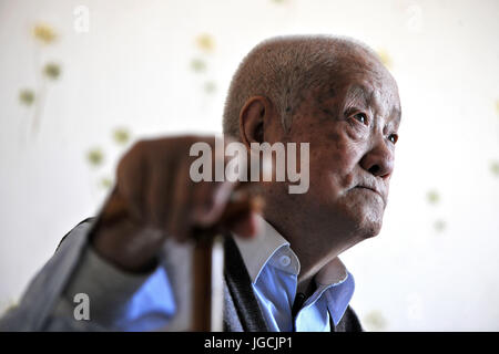 (170706) -- TAIYUAN, Luglio 6, 2017 (Xinhua) -- Veterano Deng Yun, 100, si appoggia a casa nella città di Yangquan, nel nord della Cina di nella provincia di Shanxi, 10 maggio 2017. Deng, nato nel 1917, unite l'esercito cinese nel 1937 durante l'anti-guerra giapponese. Il 7 luglio di quest anno segna l'ottantesimo anniversario dell inizio della Cina di otto anni di resistenza contro l'invasione giapponese. La Cina è stata la prima nazione a lottare contro le forze fasciste. La lotta iniziata il 18 settembre 1931, quando le truppe giapponesi hanno iniziato la loro invasione del nord-est della Cina. Essa è stata intensificata quando il Giappone a piena scala invasione iniziò dopo un fondamentale punto di accesso Foto Stock