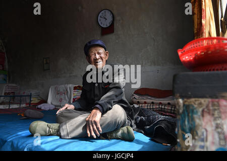 (170706) -- TAIYUAN, Luglio 6, 2017 (Xinhua) -- Veterano Yangfu Wang, 90, si appoggia a casa nel villaggio Shangyulinpu di Yuxian County, a nord della Cina di nella provincia di Shanxi, 4 maggio 2017. Wang, nato nel 1927, unite l'esercito cinese nel 1945 durante l'anti-guerra giapponese. Il 7 luglio di quest anno segna l'ottantesimo anniversario dell inizio della Cina di otto anni di resistenza contro l'invasione giapponese. La Cina è stata la prima nazione a lottare contro le forze fasciste. La lotta iniziata il 18 settembre 1931, quando le truppe giapponesi hanno iniziato la loro invasione del nord-est della Cina. Essa è stata intensificata quando il Giappone a piena scala invasione iniziò dopo Foto Stock