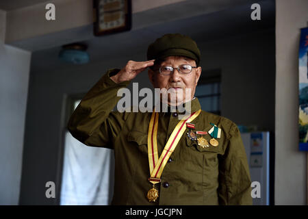 (170706) -- TAIYUAN, Luglio 6, 2017 (Xinhua) -- Veterano Guo Dehe, 93, saluta a casa nella città di Yangquan, nel nord della Cina di nella provincia di Shanxi, 12 maggio 2017. Guo, nato nel 1924, unite l'esercito cinese nel 1940 durante l'anti-guerra giapponese. Il 7 luglio di quest anno segna l'ottantesimo anniversario dell inizio della Cina di otto anni di resistenza contro l'invasione giapponese. La Cina è stata la prima nazione a lottare contro le forze fasciste. La lotta iniziata il 18 settembre 1931, quando le truppe giapponesi hanno iniziato la loro invasione del nord-est della Cina. Essa è stata intensificata quando il Giappone a piena scala invasione iniziò dopo un fondamentale punto di accesso Foto Stock