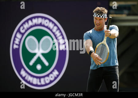 PAT CASH con la racchetta da tennis chitarra pezzo facendo per fotocamera su Henman Hill, i campionati di Wimbledon 2017, i campionati di Wimbledon 2017, 2017 Foto Stock