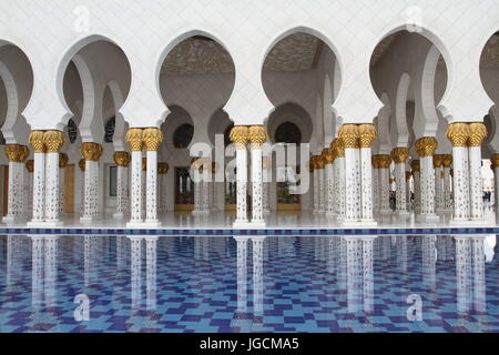 Abu Dhabi Abu Dhabi, Cina. 6 Luglio, 2017. Sheikh Zayed grande moschea si trova ad Abu Dhabi la città capitale degli Emirati Arabi Uniti ed è considerata essere la chiave del sito per il culto nel paese. Il design della moschea è stato fatto da un architetto siriano chiamato Yousef Abdelky. Credito: SIPA Asia/ZUMA filo/Alamy Live News Foto Stock