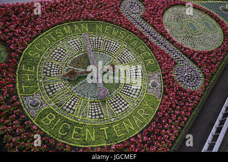 Edimburgo, Scozia, Regno Unito. 6 Luglio, 2017. Consiglio personale di parchi, funzionari e rappresentanti di The Scotsman si riuniranno per contrassegnare il completamento dei giardini di Princes Street' orologio floreale che onora il duecentesimo anno di The Scotsman newspape. Credito: pak@ Mera/Alamy Live News Foto Stock