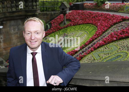 Edimburgo, Scozia, Regno Unito. 6 Luglio, 2017. Consiglio personale di parchi, funzionari e rappresentanti di The Scotsman si riuniranno per contrassegnare il completamento dei giardini di Princes Street' orologio floreale che onora il duecentesimo anno del quotidiano The Scotsman. Nella foto: Frank O'Donnell, editor. Credito: pak@ Mera/Alamy Live News Foto Stock