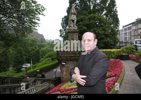 Edimburgo, Scozia, Regno Unito. 6 Luglio, 2017. Consiglio personale di parchi, funzionari e rappresentanti di The Scotsman si riuniranno per contrassegnare il completamento dei giardini di Princes Street' orologio floreale che onora il duecentesimo anno del quotidiano The Scotsman. Nella foto: Lord Provost, Frank Ross. Credito: pak@ Mera/Alamy Live News Foto Stock