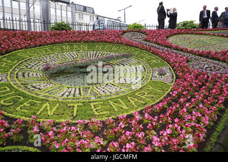 Edimburgo, Scozia, Regno Unito. 6 Luglio, 2017. Consiglio personale di parchi, funzionari e rappresentanti di The Scotsman si riuniranno per contrassegnare il completamento dei giardini di Princes Street' orologio floreale che onora il duecentesimo anno di The Scotsman newspape. Credito: pak@ Mera/Alamy Live News Foto Stock