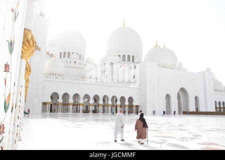 Abu Dhabi Abu Dhabi, Cina. 6 Luglio, 2017. Sheikh Zayed grande moschea si trova ad Abu Dhabi la città capitale degli Emirati Arabi Uniti ed è considerata essere la chiave del sito per il culto nel paese. Il design della moschea è stato fatto da un architetto siriano chiamato Yousef Abdelky. Credito: SIPA Asia/ZUMA filo/Alamy Live News Foto Stock