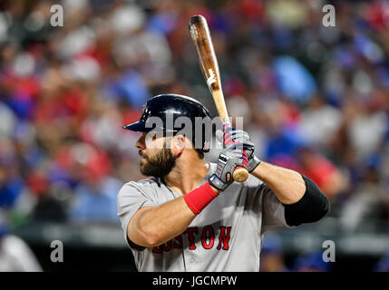 Luglio 5th, 2017:.Boston Red Sox primo baseman Mitch Moreland (18) a bat.Durante una partita tra Boston Red Sox e i Rangers di Texas a Globe Life Park in Arlington, Texas.Manny Flores/CSM Foto Stock