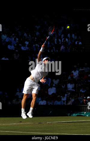 Londra, Regno Unito. 05 Luglio, 2017. Andy Murray della Gran Bretagna che serve durante il suo secondo giro corrisponde a Wimbledon contro Dustin Brown della Germania. Credito: Adam Stoltman/Alamy Live News Foto Stock