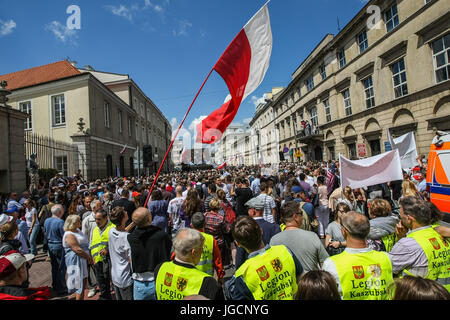 Varsavia, Polonia. 06 Luglio, 2017. La gente accogliente Presidente degli Stati Uniti d'America Donald Trump presso la piazza Karsinskich sono visti a Varsavia, Polonia, il 6 luglio 2017 . Donald Trump arrivati in Polonia per incontrare il Presidente Andrzej Duda e offrire un discorso a tre mari conferenza. Credito: Michal Fludra/Alamy Live News Foto Stock