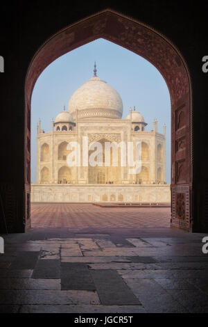 Vista di Taj Mahal attraverso un arco, Agra, Uttar Pradesh, India Foto Stock