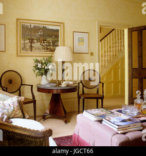 Fiori sul tavolo in salotto Foto Stock