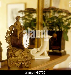 Orologio sul mantelpiece Foto Stock