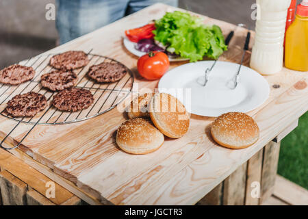 Vista ravvicinata di vari ingredienti hamburger sul tavolo di legno Foto Stock