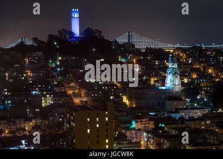 Skyline della città con Coit Tower, San Francisco, California, Stati Uniti Foto Stock