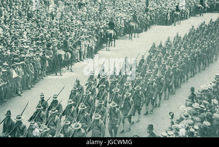 Le truppe USA marzo a Londra a Buckingham Palace, 15 agosto 1917 Foto Stock