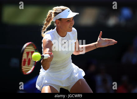 Donna Vekic in azione contro Johanna Konta il giorno tre i campionati di Wimbledon al All England Lawn Tennis e Croquet Club, Wimbledon. Foto Stock