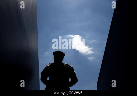 Un membro delle forze armate custodisce un ingresso al campo due il terzo giorno del Wimbledon Championships presso l'All England Lawn Tennis and Croquet Club, Wimbledon. Foto Stock