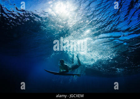 L'uomo Duck immersione sotto un'onda, Hawaii, America, STATI UNITI D'AMERICA Foto Stock