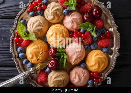 Biscotti fatti in casa con Lamponi Mirtilli, ciliegie e uve secche di Corinto vicino sul tavolo. vista orizzontale dal di sopra Foto Stock