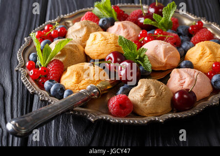Colore biscotto frollino con frutti di bosco freschi e menta close-up su una piastra orizzontale. Foto Stock