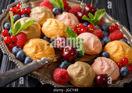 Biscotti appena sfornati con frutti di bosco freschi e menta closeup su una piastra orizzontale. Foto Stock