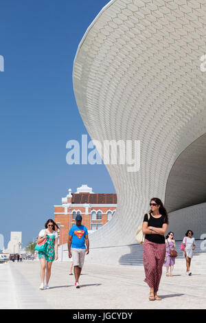 MAAT, il museo di arte, architettura e tecnologia a Lisbona, Portogallo. I visitatori a piedi passato curvi di riverfront facciata. Foto Stock