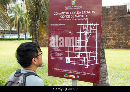 Asian tourist guardando una mappa del centro di Maputo, Mozambico Foto Stock