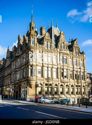 Imponente edificio immerso nella calda luce del sole invernale, sull'angolo di Grainger Street, city centre, Newcastle upon Tyne, Tyne and Wear, Inghilterra, Regno Unito. Foto Stock