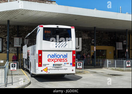 National Express Volvo Coach presso la stazione degli autobus di Cork, Cork, Irlanda, che forma il servizio Eurolines 890 per Londra, Regno Unito. Foto Stock