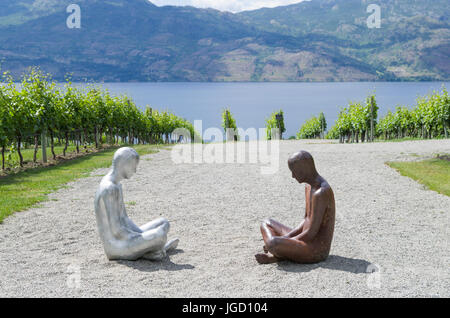 La missione della famiglia Hill Station Wagon,Kelowna, British Columbia, Canada Giugno 21,2017: flusso 1 e 2 sono sculture a grandezza naturale uno realizzato in alluminio e uno di corte Foto Stock