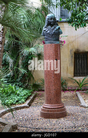 Casa della famiglia Bonaparte in Ajaccio : giardini,colonna che sostiene un busto di l'Aiglon (figlio di Napoléon) scultura di Elie-Jean Vézien Foto Stock