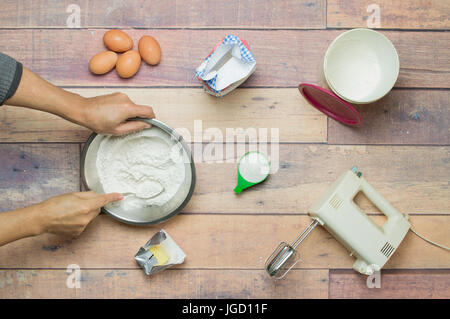 Una miscela di farina, uova, burro e zucchero per cuocere una torta Foto Stock