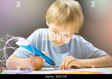 Kid creando con la stampa 3d penne Foto Stock