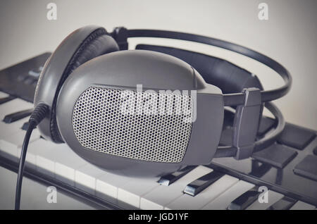 Cuffie su electone tastiera midi. Close up. instagram stile del filtro. Foto Stock