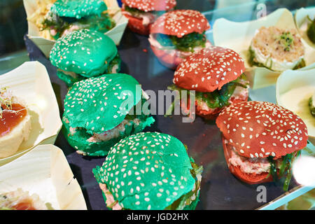 Il verde e il rosso panini sul contatore di un cafe Foto Stock