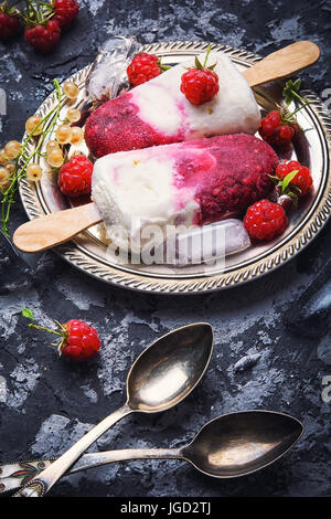 Estate gelati su stecco con lamponi freschi Foto Stock
