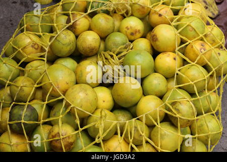 Freschi frutti della passione maracuya -maracuja- a un mercato in Guatemala Foto Stock