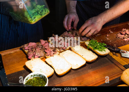 Prime Rib, rucola e aglio mayo sandwich in carne e pane Ristorante, Gastown, Vancouver, Canada Foto Stock