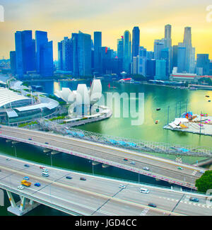Vista aerea dal Singapore Flyer a Singapore Downtown al tramonto Foto Stock