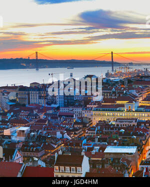 Il diametro esterno di Lisbona vista città nella bellissima twilight. Portogallo Foto Stock