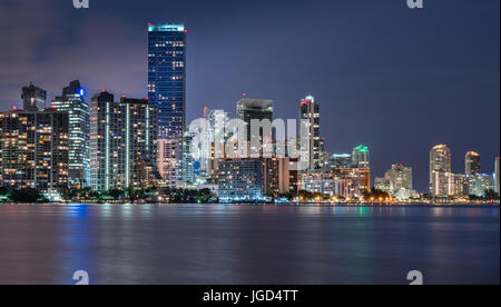 Miami waterfront skyline notturno di tutta la baia di Biscayne dall'Rickenbacker Causeway Foto Stock