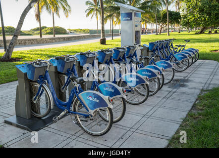 Miami Beach, Florida, Stati Uniti d'America - 3 Ottobre 2015: Citi stazione Bike lungo la spiaggia di Miami Beach, Florida, Stati Uniti d'America. Il Citi Bike programma è gestito da DECOBIKE LLC e Foto Stock