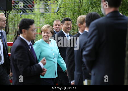 Berlino, Germania. 05 Luglio, 2017. Il Cancelliere Merkel e il presidente cinese Xi Jinpingi visita il panda orsi Meng Meng Jiao e Qing presso la Nuova Panda giardino al giardino zoologico di Berlino. Credito: Simone Kuhlmey/Pacific Press/Alamy Live News Foto Stock